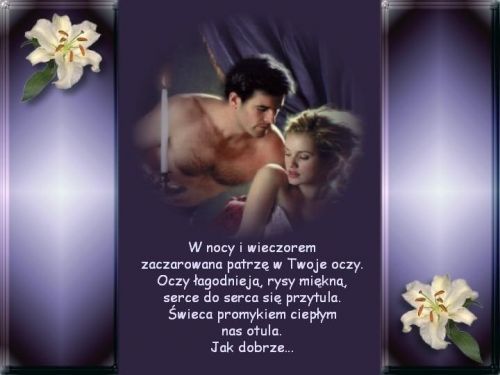 Zakochana para przy �wiecy, bia�e lilies i romantyczny wiersz na fioletowym tle