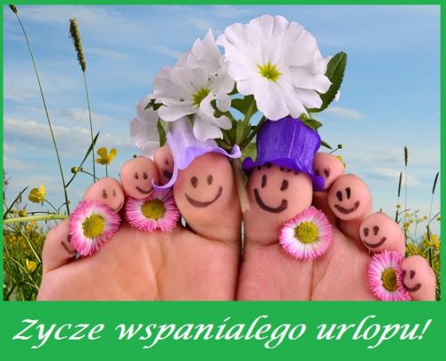 Stopy z namalowanymi u�miechami na palcach, udekorowane kwiatami i napisem �ycz� wspania�ego urlopu