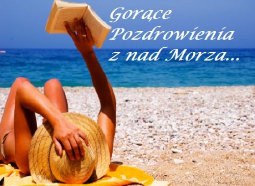 Kobieta w kapeluszu le�y na pla�y, czytaj�c ksi��k� na tle morza i napis Gor�ce Pozdrowienia z nad Morza