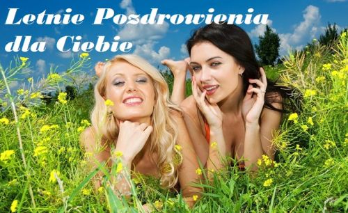 Dwie u�miechni�te kobiety le�� na zielonej ��ce w�r�d ��tych kwiat�w, z napisem Letnie Pozdrowienia dla Ciebie