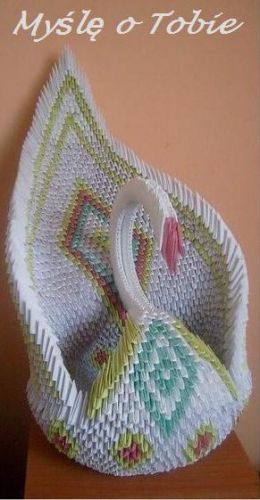 Trójwymiarowy łabędź z papieru modułowego origami z kolorowym ogonem i napisem Myślę o Tobie