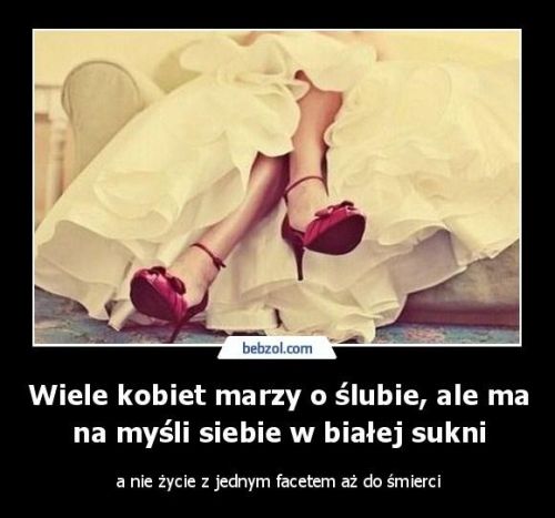 Panna młoda w białej sukni leży na kanapie, prezentując bordowe buty na obcasie