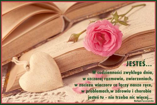 R�owa r�a, drewniane serce i otwarcia ksi��ka z romantycznym wierszem o mi�o�ci