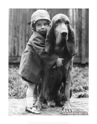 Czarno-bia�e zdj�cie: ma�a dziewczynka w czapce tuli du�ego psa rasy ogar lub bloodhound