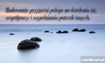 Kamienie w spokojnej wodzie morza i cytat o przyja�ni na tle zachodz�cego nieba