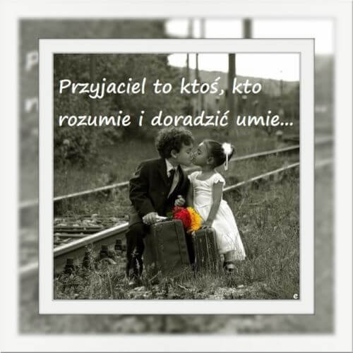 Czarno-bia�e zdj�cie: ch�opiec w garniturze i dziewczynka w sukience siedz� na torach kolejowych z walizkami