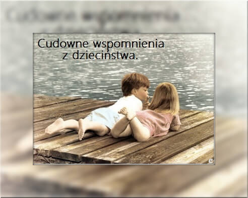 Dwoje dzieci le�y na drewnianym pomo�cie nad wod�, nad nimi napis Cudowne wspomnienia z dzieci�stwa