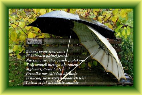 Dwa roz�o�one parasole na drewnianej �awce w deszczowy jesienny dzie� z wierszem