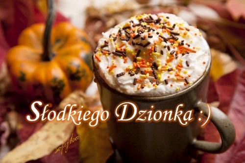 Kubek gorącej czekolady z bitą śmietaną, posypką, dynia i jesienne liście oraz napis Słodkiego Dzionka