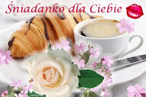 Kawa, rogalik z czekoladą, biała róża, różowe kwiaty i napis Śniadanko dla Ciebie