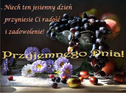 Szklana miska z ciemnymi winogronami, fioletowe astry, owoce i jesienne �yczenia z napisem Przyjemnego Dnia
