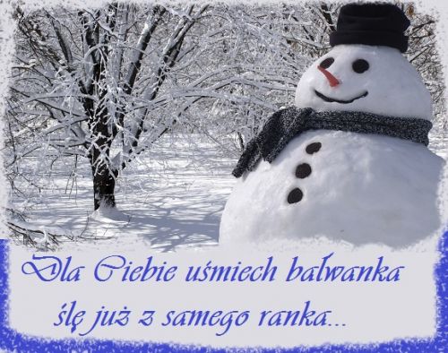 Zimowy krajobraz ze śniegiem, uśmiechnięty bałwan w czapce i szaliku oraz napis z życzeniami