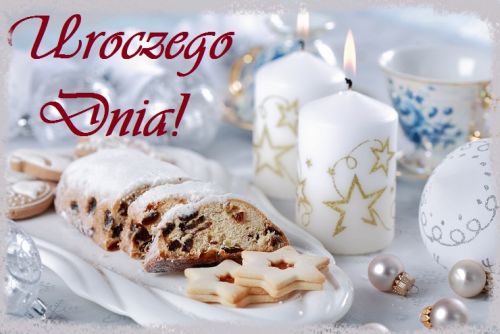 Krochmalona strucla makowa, świece z gwiazdkami, ciastka, bombki i napis Uroczego Dnia