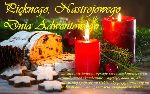 Dwie p�on�ce czerwone �wiece, ciasto adwentowe, ga��zki �wierku i �wi�teczne pierniczki z napisem