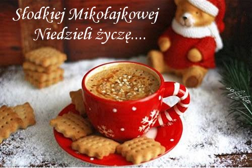 Czerwony kubek z kaw� i ciasteczka na �niegu oraz misio w czapce Miko�aja