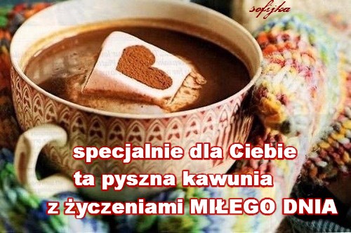 Fili�anka aromatycznej kawy z piank� w kszta�cie serca na kolorowym, dzianinowym szaliku