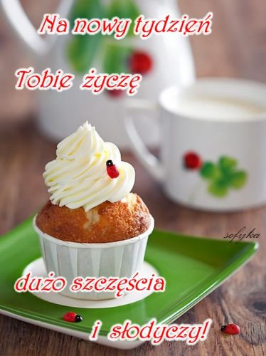Babeczka z bit� �mietan�, fili�anka kawy i dzbanek z motywem biedronek oraz napisami