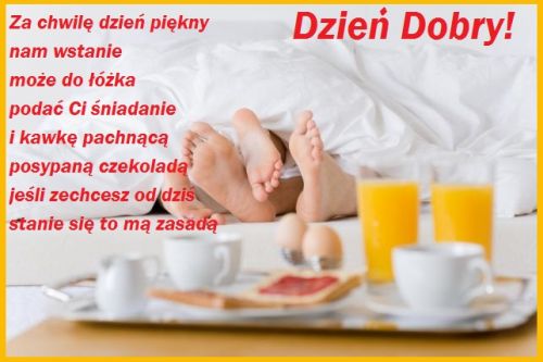 Dwoje ludzi pod ko�dr� w ��ku, taca ze �niadaniem, fili�anki kawy i sok pomara�czowy z napisem Dzie� Dobry