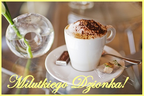 Fili�anka aromatycznej cappuccino z piank�, czekoladka, cukier i zielony kwiatek z napisem Milutkiego Dzionka!