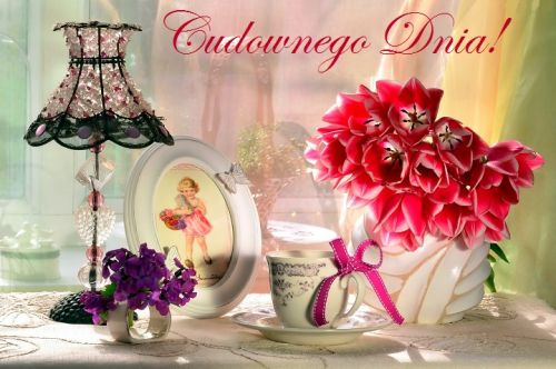St� z lamp�, ramk� ze zdj�ciem dziecka, fili�ank� i bukietem czerwonych tulipan�w