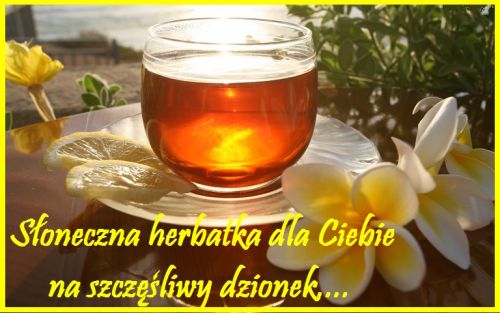 Szk�o z gor�c� herbat�, plasterki cytryny, ��te kwiaty i napis S�oneczna herbatka dla Ciebie