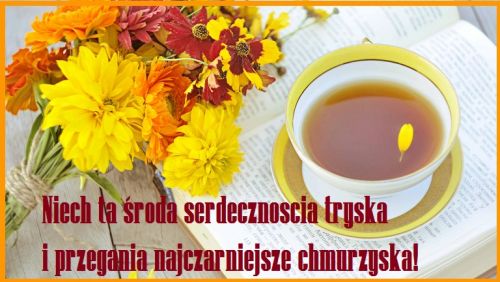 Fili�anka herbaty na otwartej ksi��ce, bukiet ��tych i czerwonych kwiat�w oraz czerwony napis pozdrawiaj�cy w �rod�