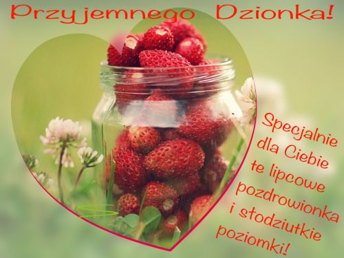 Szklany słoik wypełniony świeżymi poziomkami w kształcie serca z napisami i koniczyną