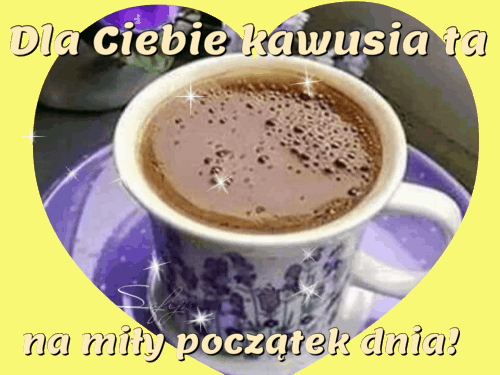 Filiżanka aromatycznej kawy z pianką na fioletowym spodeczku w sercu z napisem