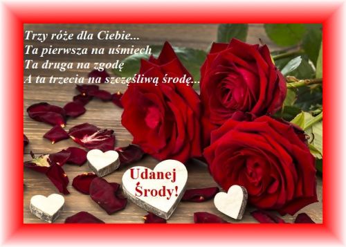 Trzy czerwone róże, płatki kwiatów, drewniane serca z napisem Udanej Środy na drewnianym tle