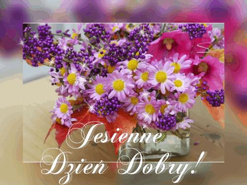 Bukiet r�owych kwiat�w z fioletowymi jagodami i napisem Jesienne Dzie� Dobry w wazonie