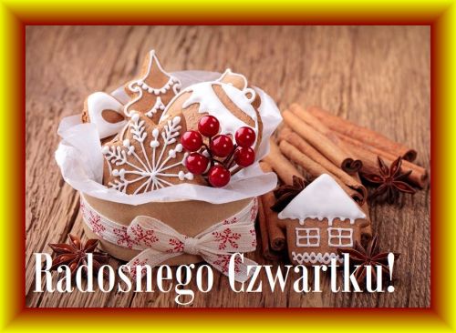 Pierniczki w pudełku, laska cynamonu i gwiazdki anise na drewnianym stole z napisem Radosnego Czwartku