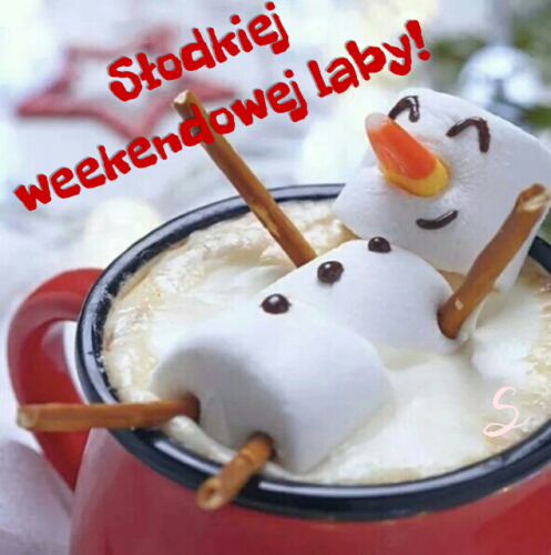 Ba�wanek z pianek marshmallow i paluszk�w relaksuje si� w czerwonym kubku z gor�c� czekolad�