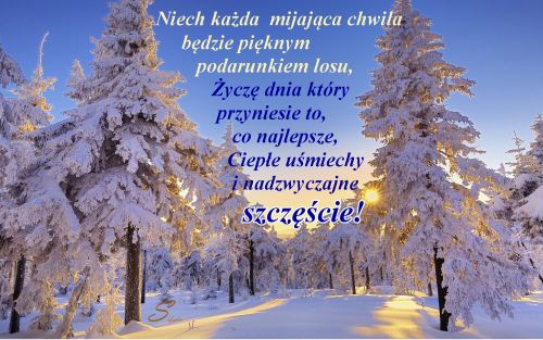 Zimowy las w śniegu, ośnieżone świerki, wschodzące słońce i życzenia napisane niebieską czcionką