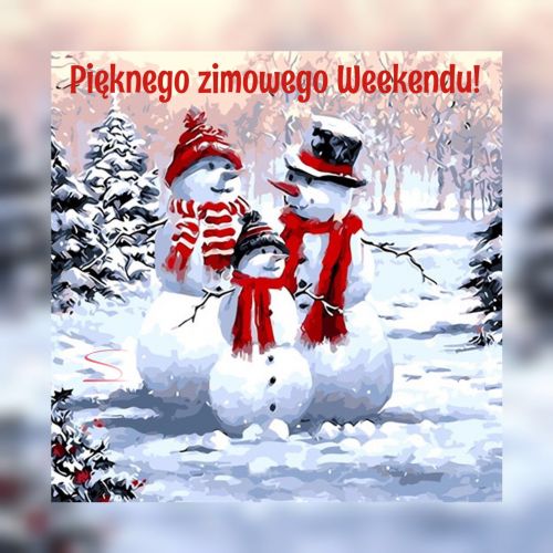 Rodzina bałwanków w zimowej scenerii z napisem Pięknego zimowego Weekendu na tle ośnieżonego lasu