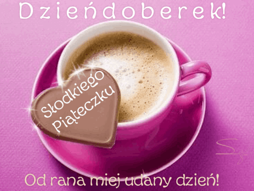 Różowa filiżanka kawy z pianką i czekoladowe serduszko z napisem Słodkiego Piąteczku na różowym tle