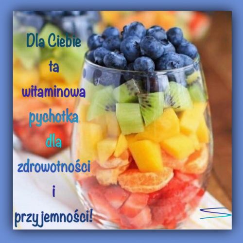 Szklanka z warstwami owoc�w: truskawki, mandarynki, mango, kiwi i bor�wki, z napisem po polsku