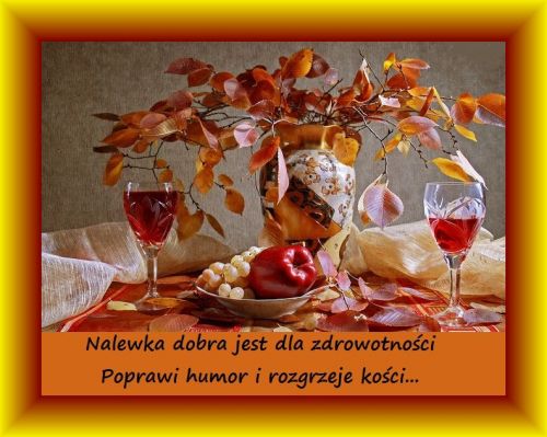 Jesienna martwa natura z wazonem, liśćmi, owocami, kieliszkami wina i napisem o nalewce