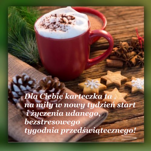 Czerwony kubek z kaw� i bit� �mietan�, pierniczki w kszta�cie gwiazdek, szyszki i �yczenia