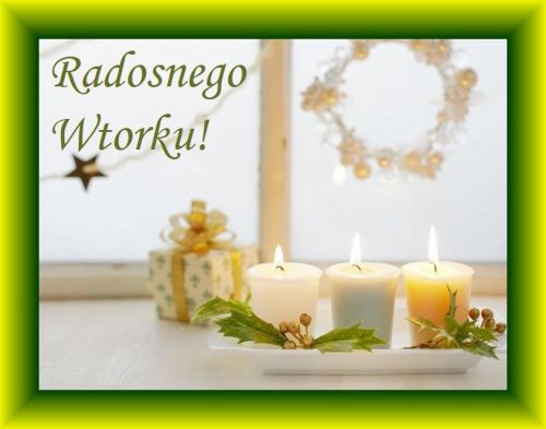 Trzy pal�ce si� �wiece, prezent z kokard�, �wi�teczny wieniec i napis Radosnego Wtorku