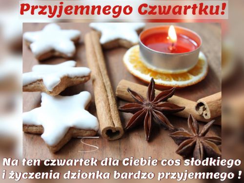 Ciasteczka w kszta�cie gwiazdek, cynamon, gwiazdki anise i zapalona �wieczka z napisem Przyjemnego Czwartku