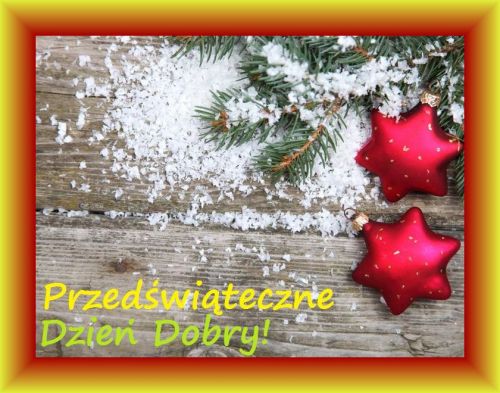 Ga��zka �wierku w �niegu, czerwone bombki gwiazdki na drewnianym tle i napis Przed�wi�teczne Dzie� Dobry