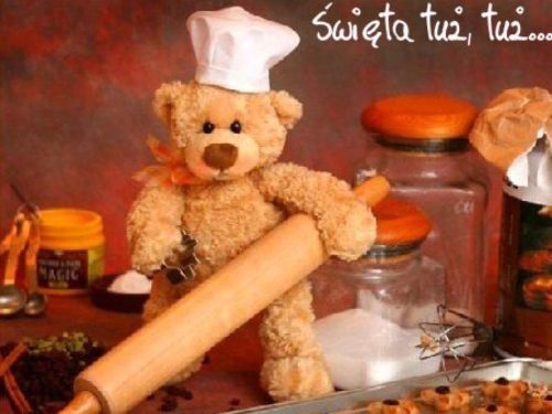 Pluszowy mi� w czapce kucharskiej trzyma wa�ek do ciasta obok s�oik�w z produktami