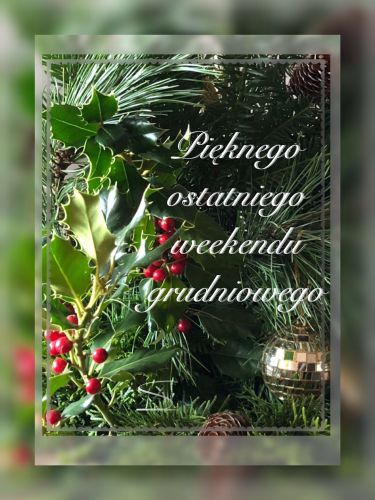 Gałązkowa kompozycja z ostrokrzewem, czerwonymi jagodami, bombką i napisem Pięknego ostatniego weekendu grudniowego