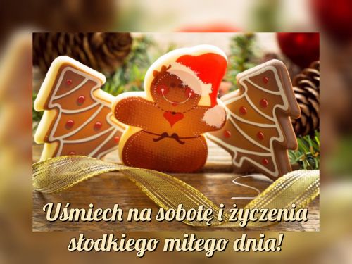 Piernikowy ludzik w czapce Mikołaja, choinki, szyszki, złota wstążka i napis Uśmiech na sobotę