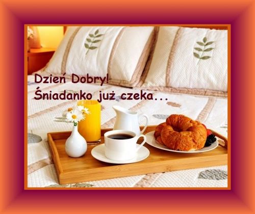 Taca �niadaniowa z kaw�, croissantem, sokiem i napisem Dzie� Dobry �niadanko ju� czeka