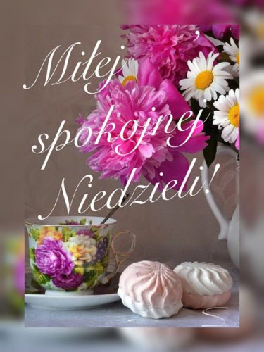 Kwietna fili�anka z napisem Mi�ej spokojnej Niedzieli, pianki marshmallow i bukiet r�owych piwonii z margaretkami