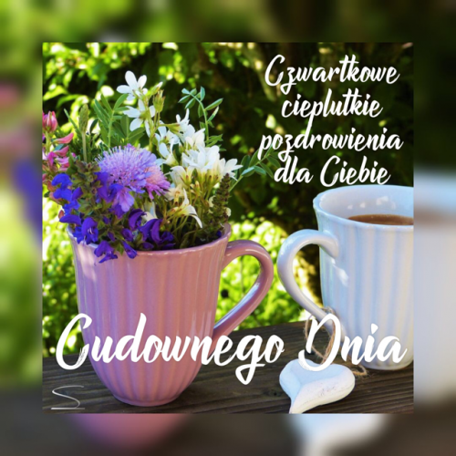 R�owy kubek pe�en polnych kwiat�w, bia�y kubek kawy oraz napisy czwartkowe cieplutkie pozdrowienia dla Ciebie