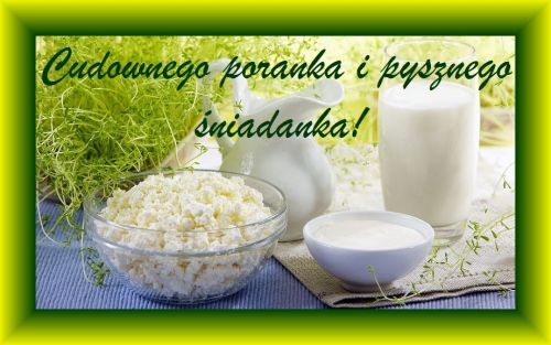 Świeży twaróg, mleko w szklance, dzbanek, śmietana i napis Cudownego poranka i pysznego śniadanka