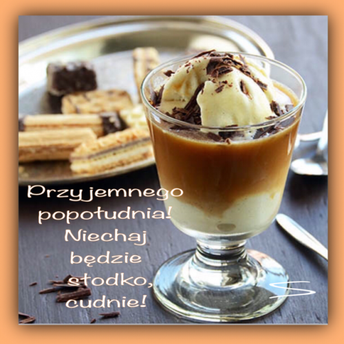 Kawa z ga�k� lodu, bit� �mietan� i czekolad� w szklance oraz ciastka na tacy