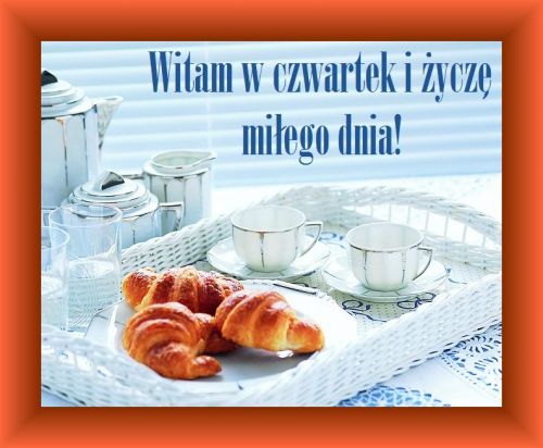 Biała taca z filiżankami, croissanty i dzbanki oraz napis Witam w czwartek i życzę miłego dnia
